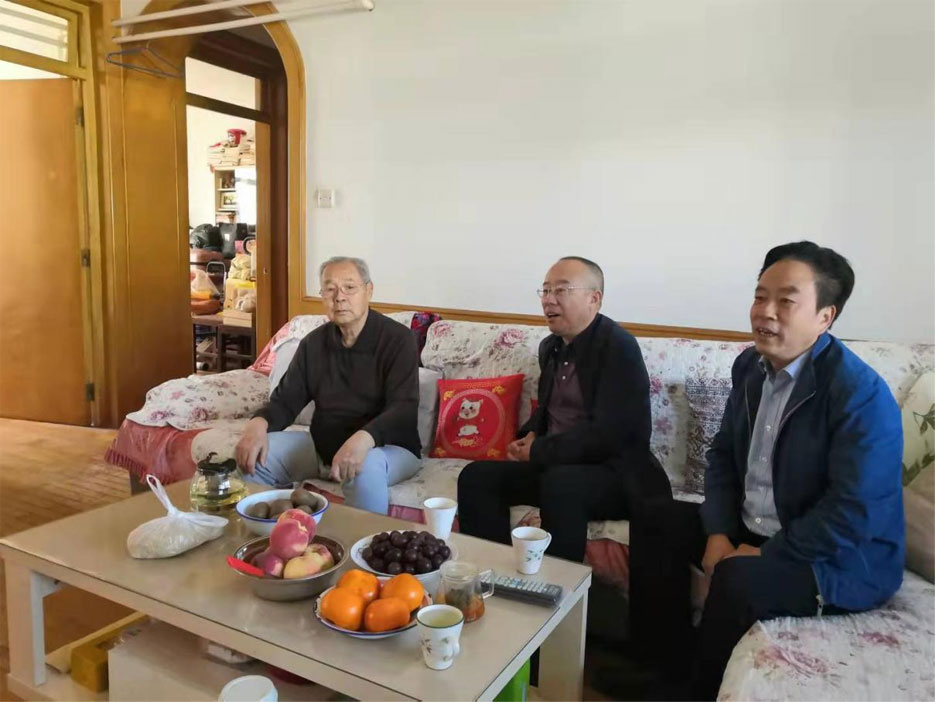 集團領(lǐng)導(dǎo)重陽節(jié)走訪看望離退休老干部(圖1) 集團領(lǐng)導(dǎo)重陽節(jié)走訪看望離退休老干部(圖1)