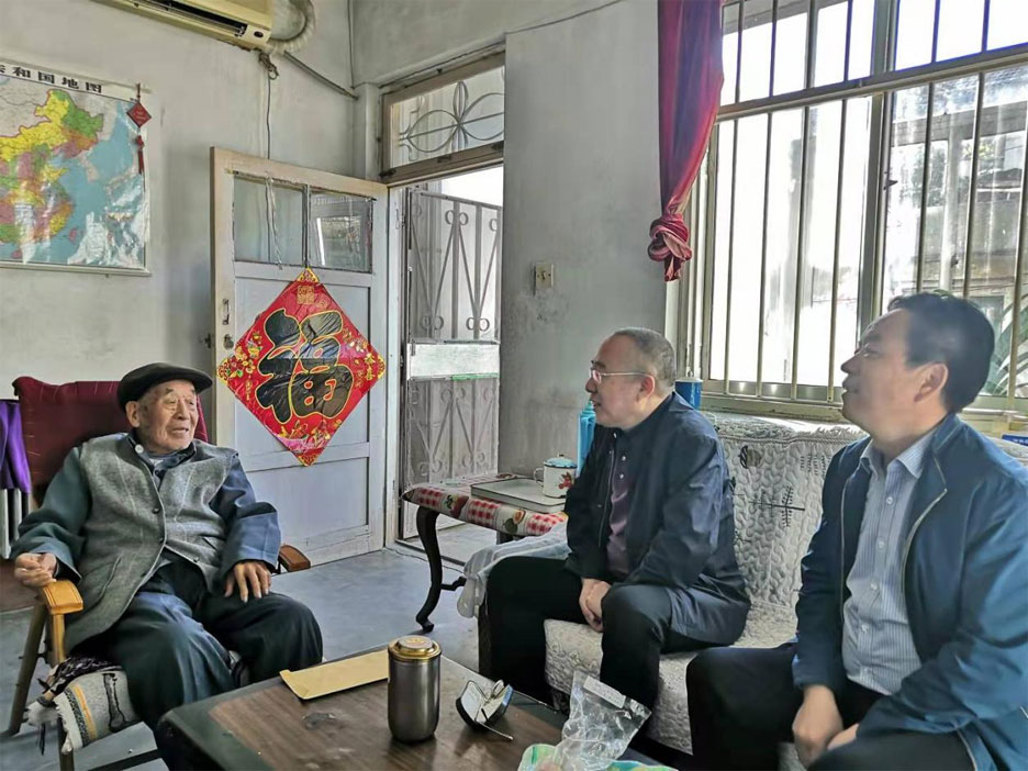 集團領(lǐng)導(dǎo)重陽節(jié)走訪看望離退休老干部(圖2) 集團領(lǐng)導(dǎo)重陽節(jié)走訪看望離退休老干部(圖2)