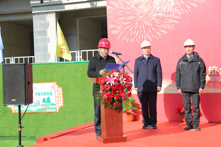 集團(tuán)公司董事長孫涌出席中國海洋大學(xué)浮山校區(qū)人才公寓項(xiàng)目封頂儀式(圖2) 集團(tuán)公司董事長孫涌出席中國海洋大學(xué)浮山校區(qū)人才公寓項(xiàng)目封頂儀式(圖2)