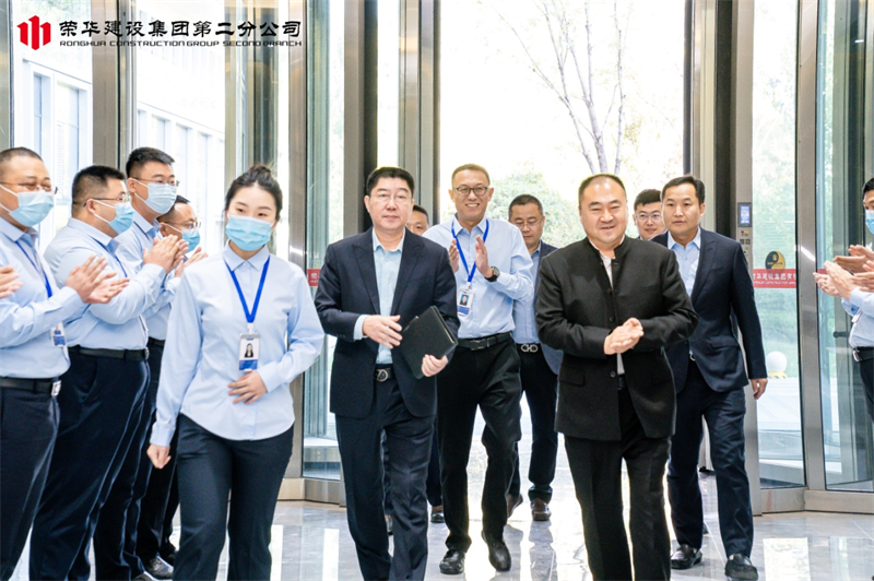董事長孫涌出席榮華建設(shè)集團第二分公司喬遷揭牌儀式(圖1) 董事長孫涌出席榮華建設(shè)集團第二分公司喬遷揭牌儀式(圖1)
